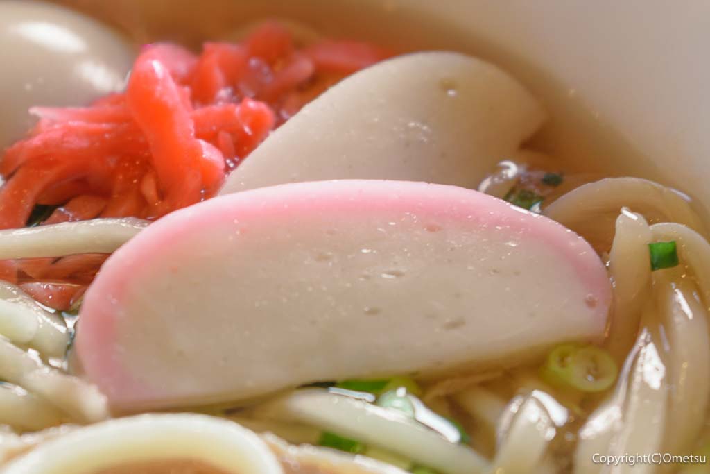 羽村市のラーメン店「ニューカッパ」の「沖縄そば」の、かまぼこ