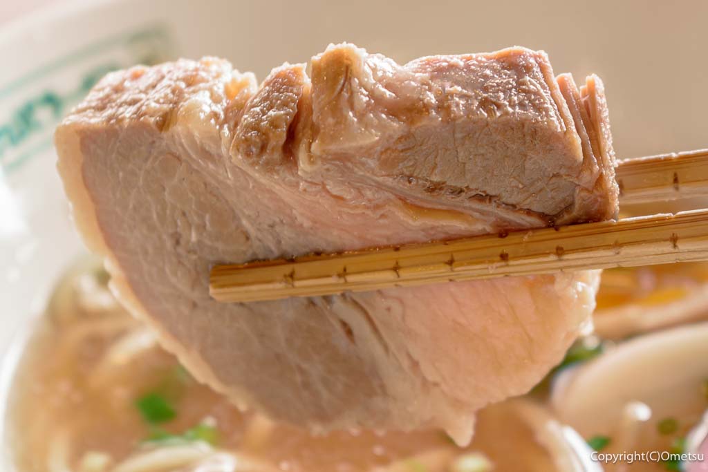 羽村市のラーメン店「ニューカッパ」の「沖縄そば」の。角煮