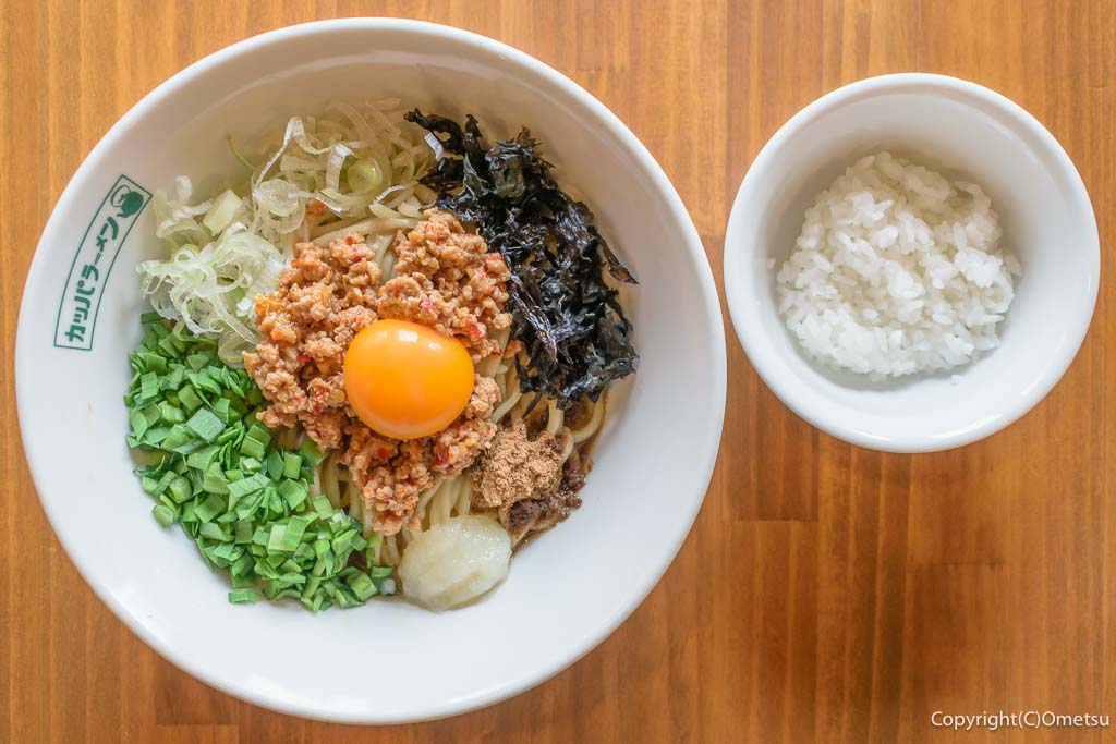 羽村市のラーメン店「ニューカッパ」の「台湾まぜそば」と、小ライス