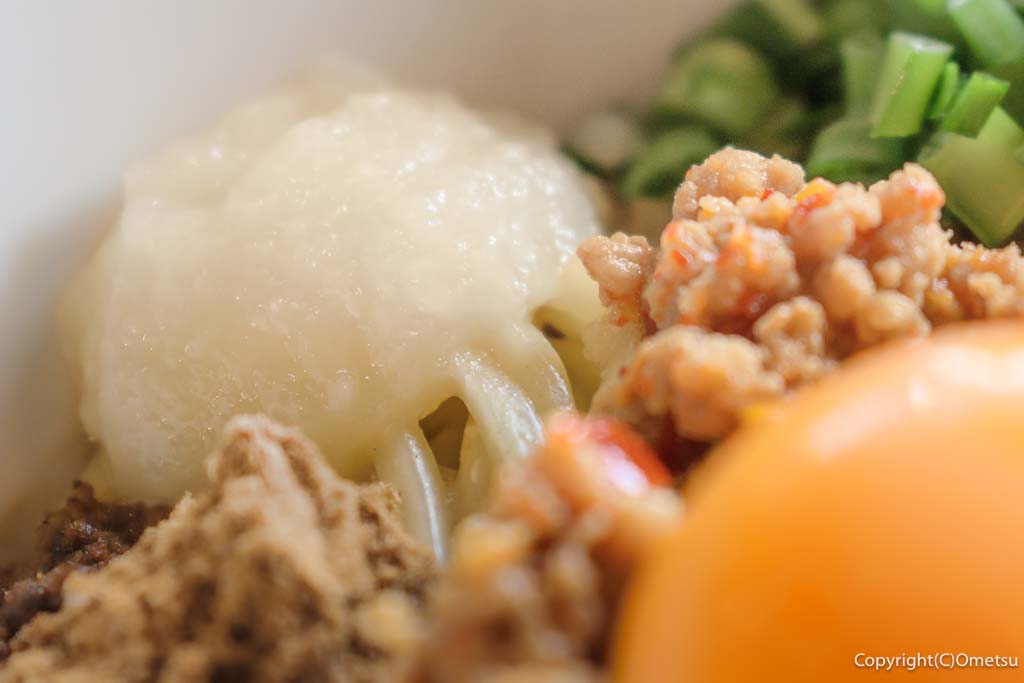 羽村市のラーメン店「ニューカッパ」の「台湾まぜそば」の、おろしニンニク