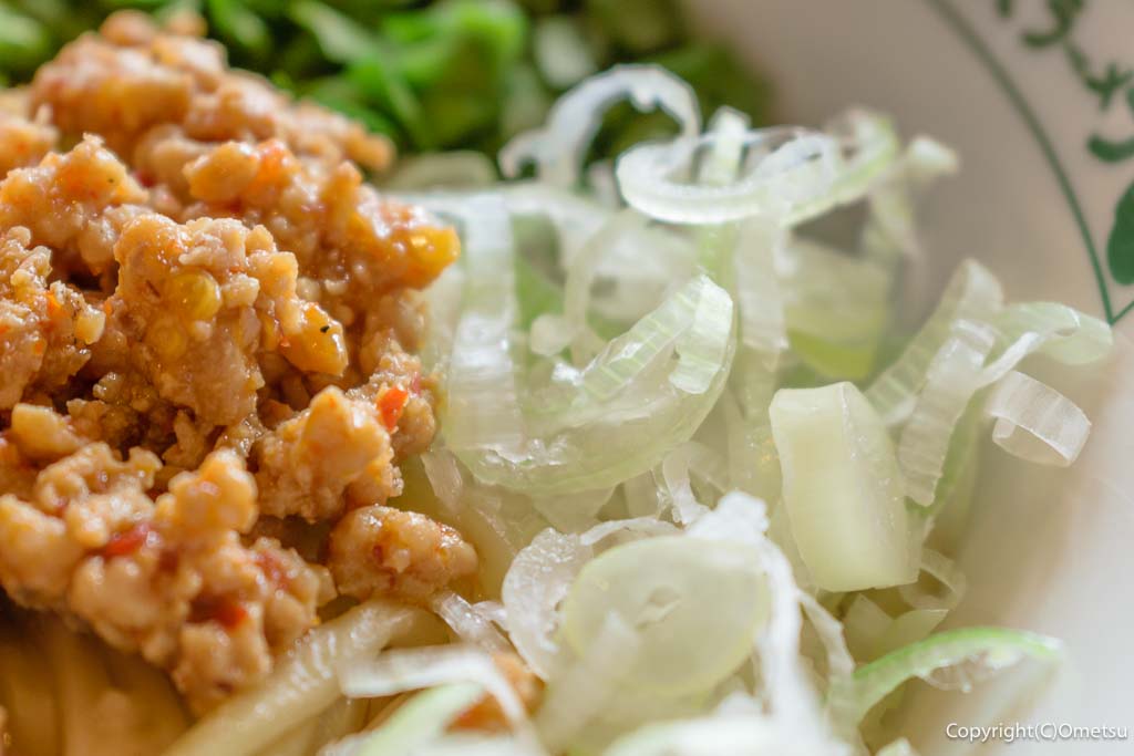 羽村市のラーメン店「ニューカッパ」の「台湾まぜそば」の、ネギ