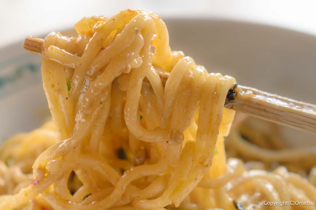 羽村市のラーメン店「ニューカッパ」の「台湾まぜそば」の、麺