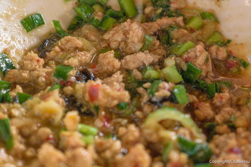 羽村市のラーメン店「ニューカッパ」の「台湾まぜそば」の、具