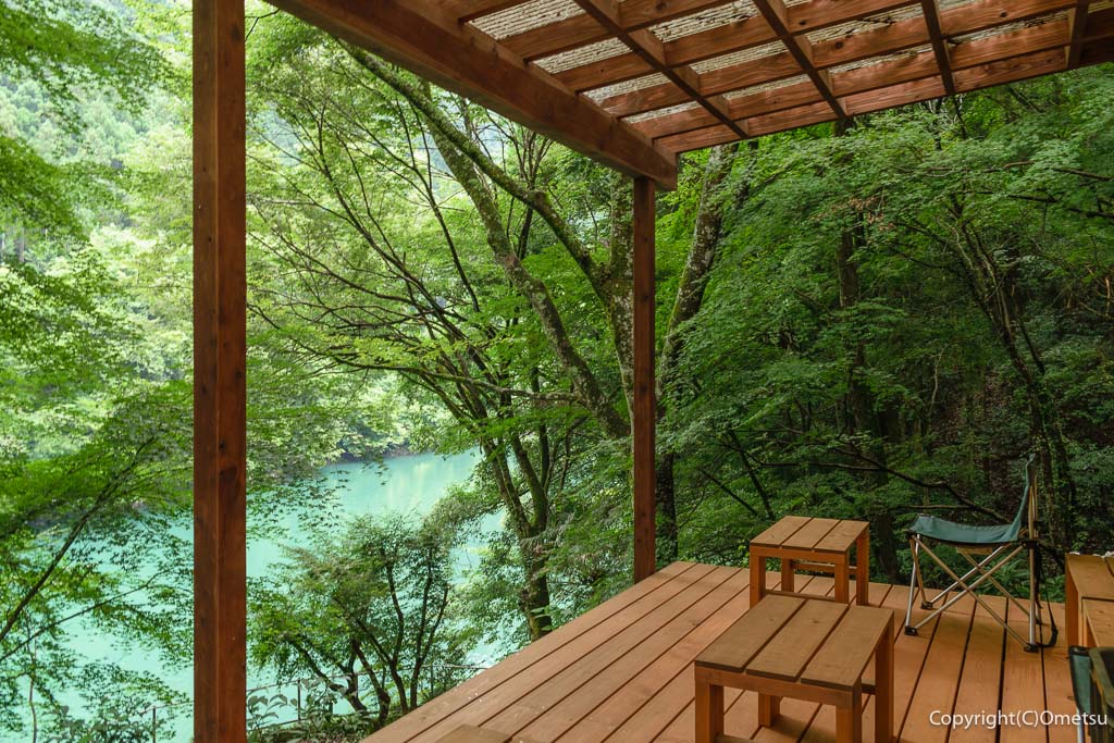 奥多摩町の「しろまるカフェ」のテラス席