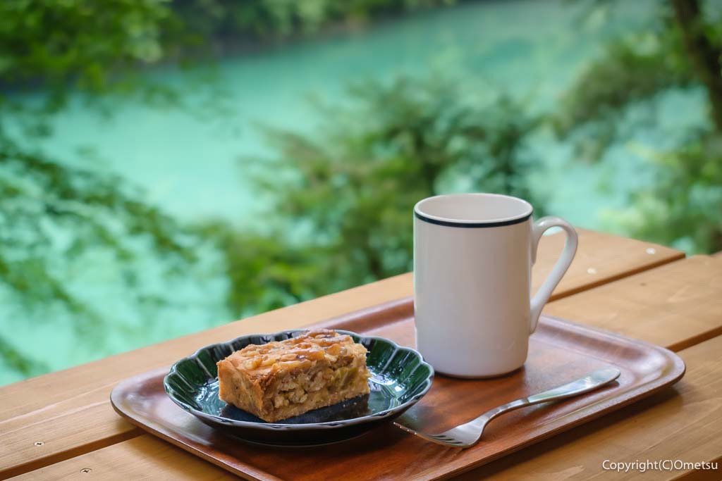 奥多摩町の「しろまるカフェ」のケーキとコーヒー