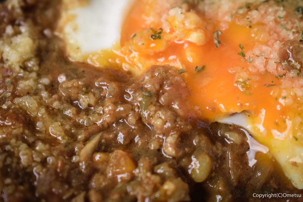 羽村の、Philia Cafe(フィリア カフェ)の、ドライカレーの、ルーと、卵の黄身
