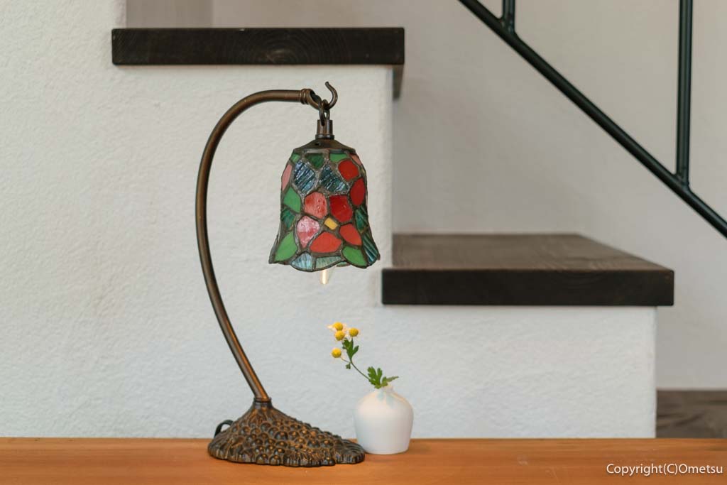 羽村の、カフェ・ククタナ（cafe kukutana）の、アールヌーボー調ランプ