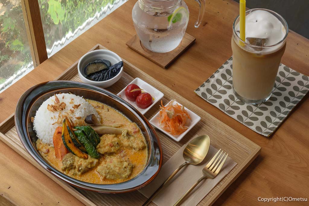 羽村の、カフェ・ククタナ（cafe kukutana）の、ココナッツカレーと、カフェオレ