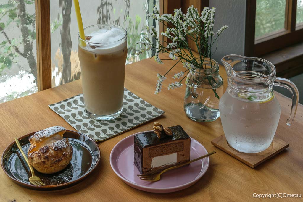 羽村の、カフェ・ククタナ（cafe kukutana）の、シュークリームと、チョコレートムースと、カフェオレ