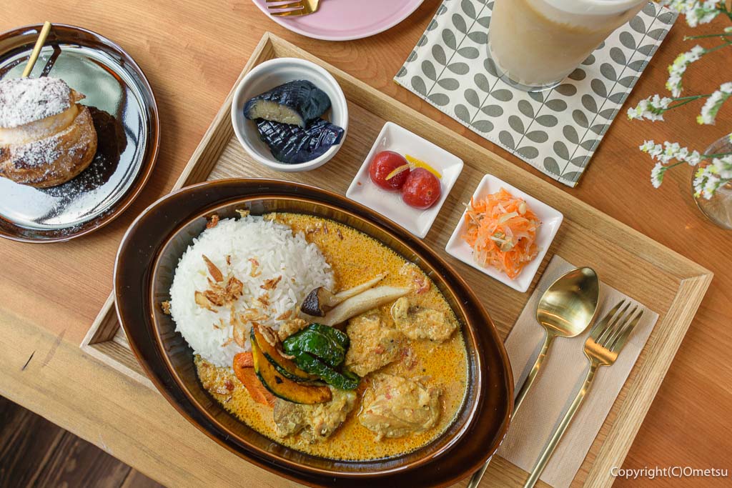 羽村の、カフェ・ククタナ（cafe kukutana）の、ココナッツカレーと、カフェオレ、シュークリーム