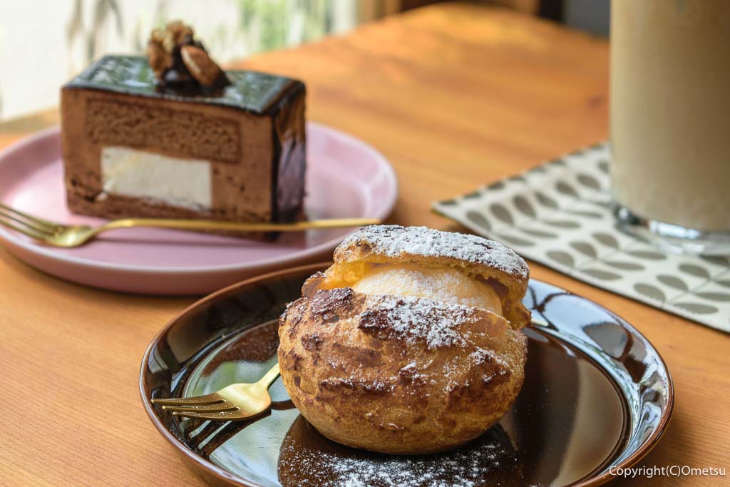 羽村の、カフェ・ククタナ（cafe kukutana）の、シュークリームと、チョコレートムース