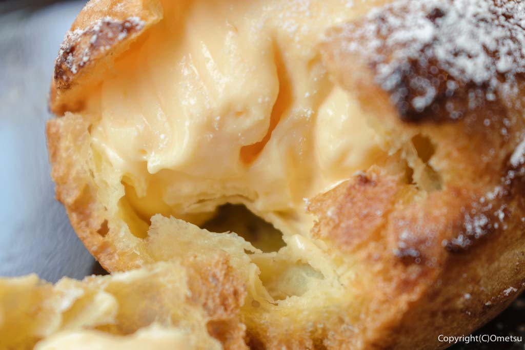 羽村の、カフェ・ククタナ（cafe kukutana）の、シュークリームの、シュー皮と、カスタードクリーム