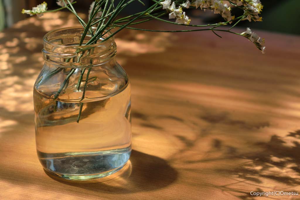 羽村の、カフェ・ククタナ（cafe kukutana）の窓際の光り