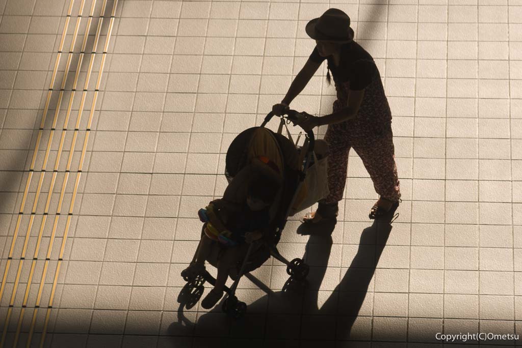 ベビーカーと女性