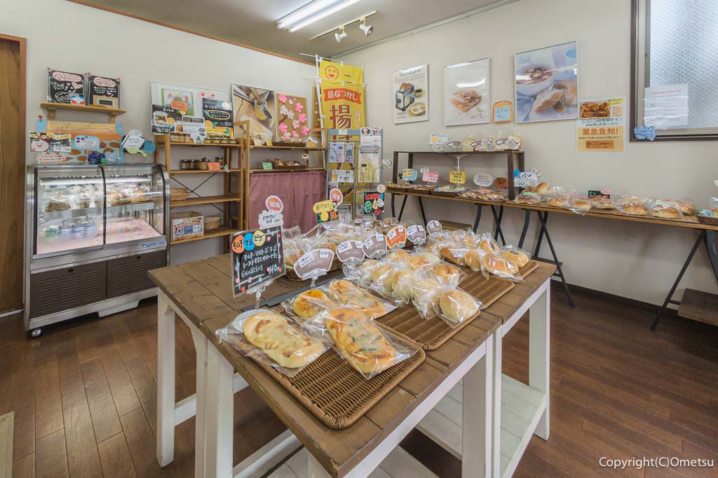 あきる野市・秋川の「手作りパンの店 エスプリ」の、店内
