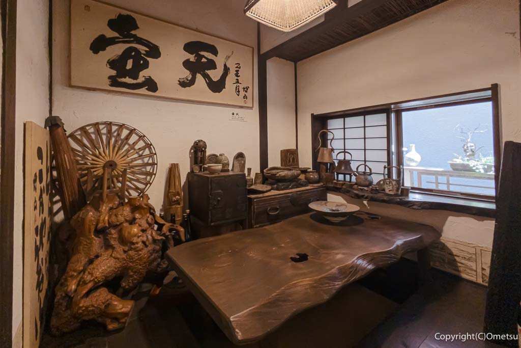 東青梅のうどん店「根岸屋」の、塩野谷博山の書と、無垢のテーブル