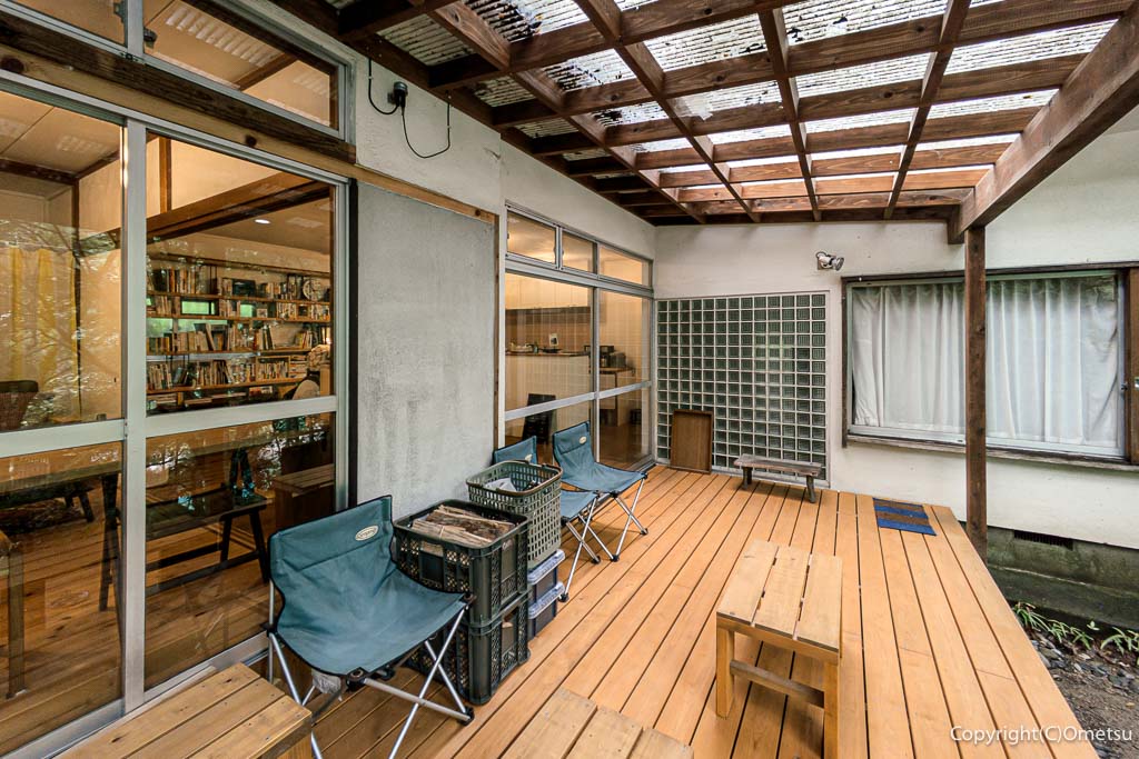 奥多摩町の「しろまるカフェ」のテラス席