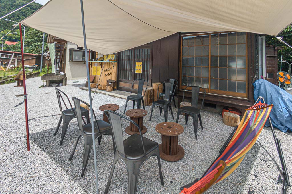 青梅市・御岳渓谷の、Healthy Smoothie(ヘルシースムージー)のハンモックと休憩スペース