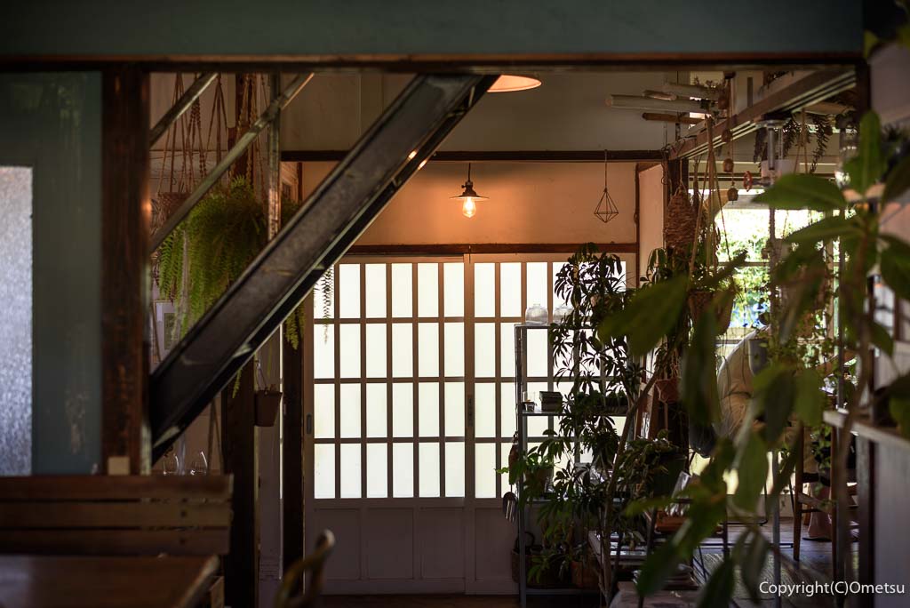 あきる野市・戸倉のカフェ・POUNDの店内・玄関