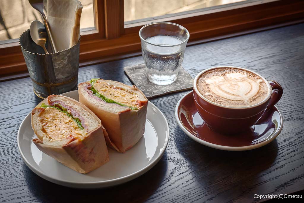 あきる野市・戸倉のカフェ・POUNDの「ふわふわ玉子とハムの極厚サンド」と、カフェラテ