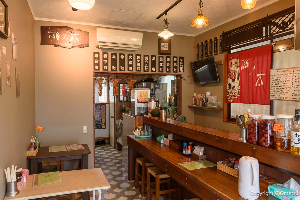 青梅市・勝沼の家庭料理店「桃ノ木」の、店内