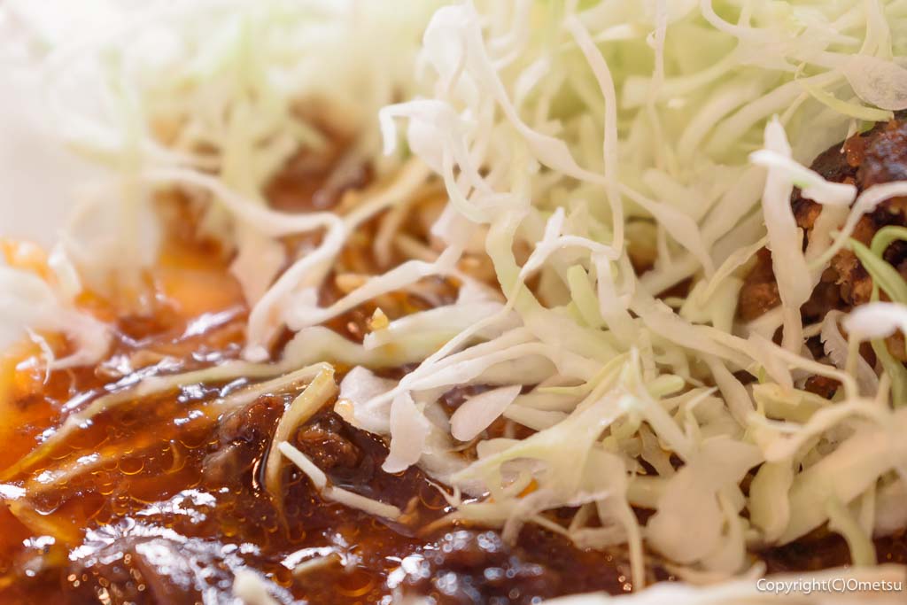 青梅市・勝沼の家庭料理店「桃ノ木」の、自家製煮込みハンバーグ定食の、キャベツ