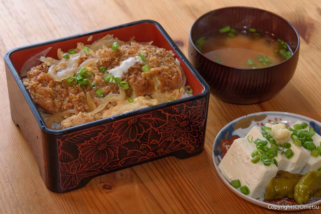 青梅市・勝沼の家庭料理店「桃ノ木」の、ともちゃんのカツ丼