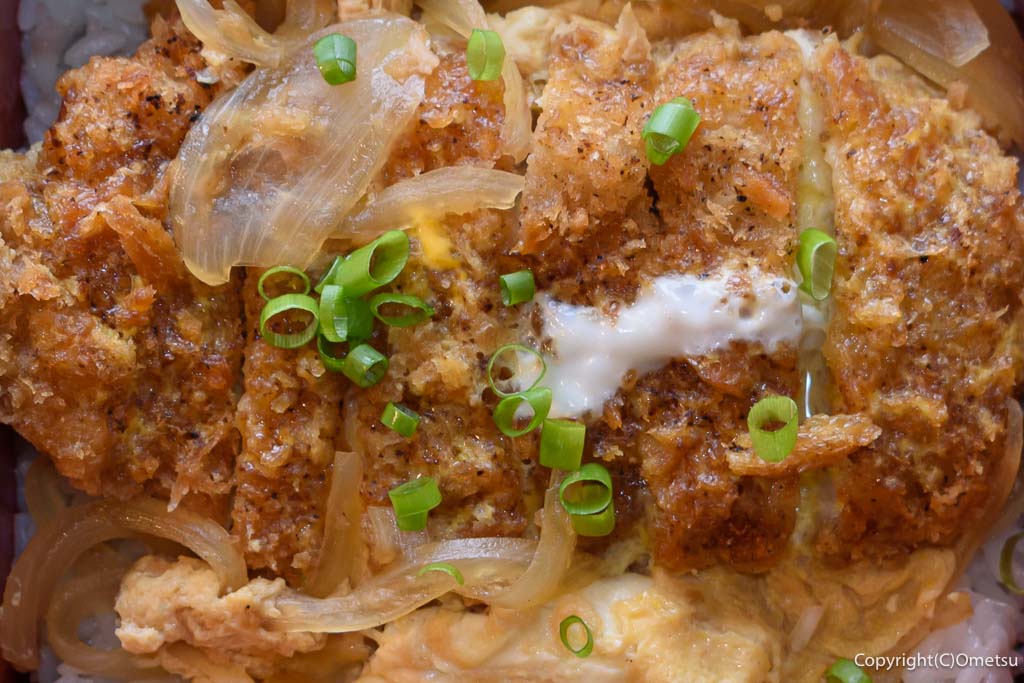 青梅市・勝沼の家庭料理店「桃ノ木」の、カツ丼のトンカツ