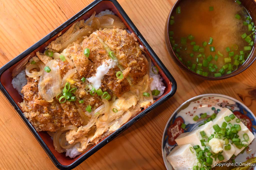 青梅市・勝沼の家庭料理店「桃ノ木」の、ともちゃんのカツ丼