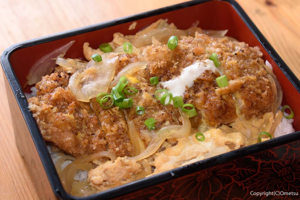 青梅市・勝沼の家庭料理店「桃ノ木」の、カツ丼