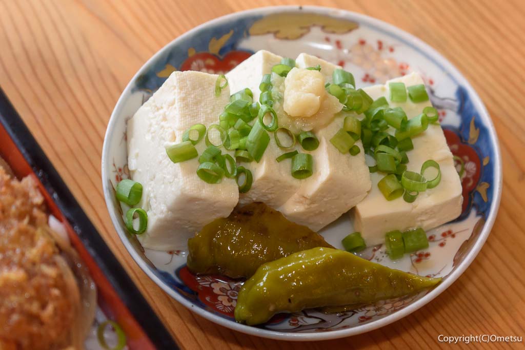 青梅市・勝沼の家庭料理店「桃ノ木」の、豆腐と、ししとう