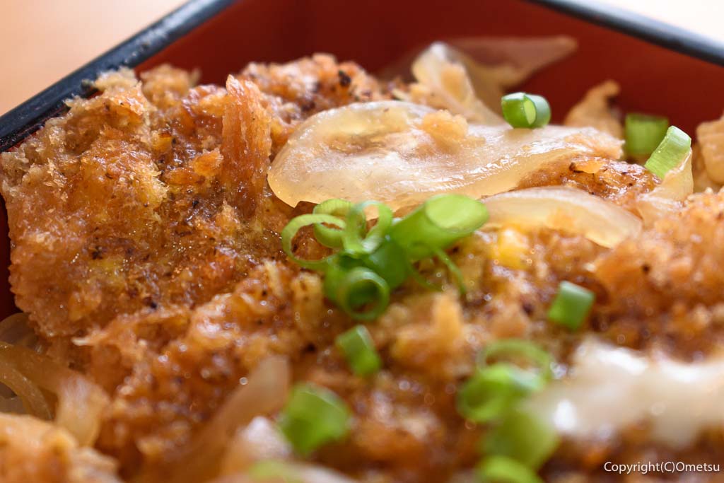 青梅市・勝沼の家庭料理店「桃ノ木」の、カツ丼の、玉ねぎと卵