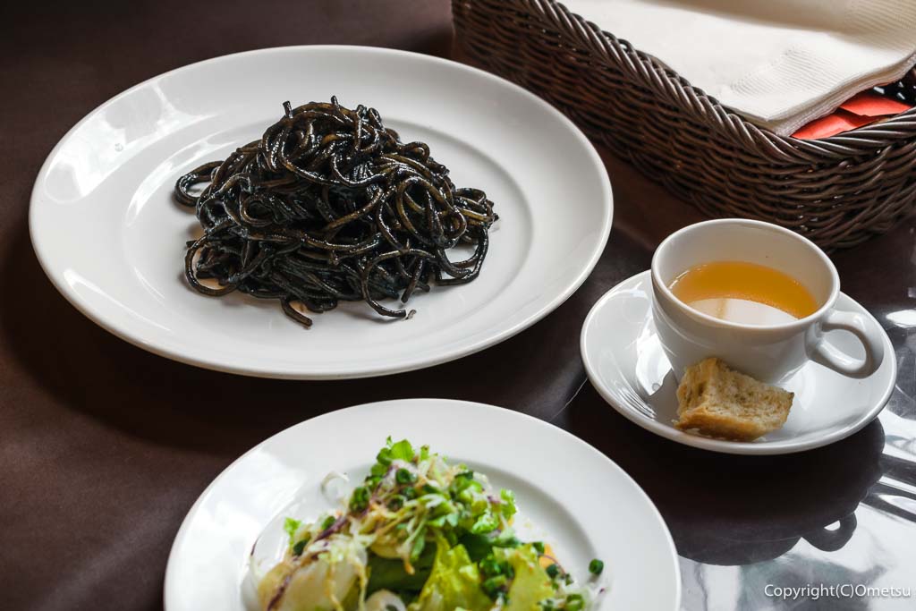 羽村駅東口のイタリアンレストラン「クレッシェレ」の、ランチ・イカ墨のパスタ