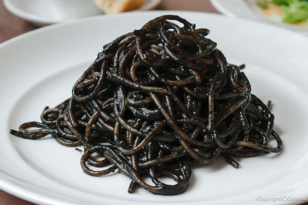 羽村駅東口のイタリアンレストラン「クレッシェレ」の、イカ墨のパスタ