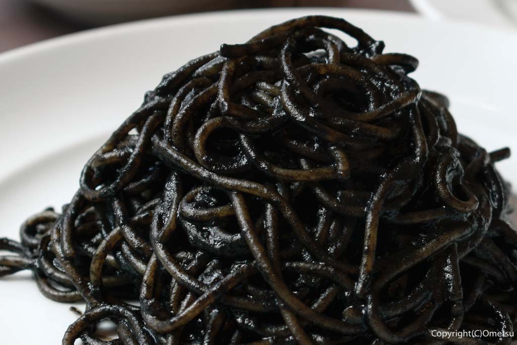 羽村駅東口のイタリアンレストラン「クレッシェレ」の、イカ墨のパスタ