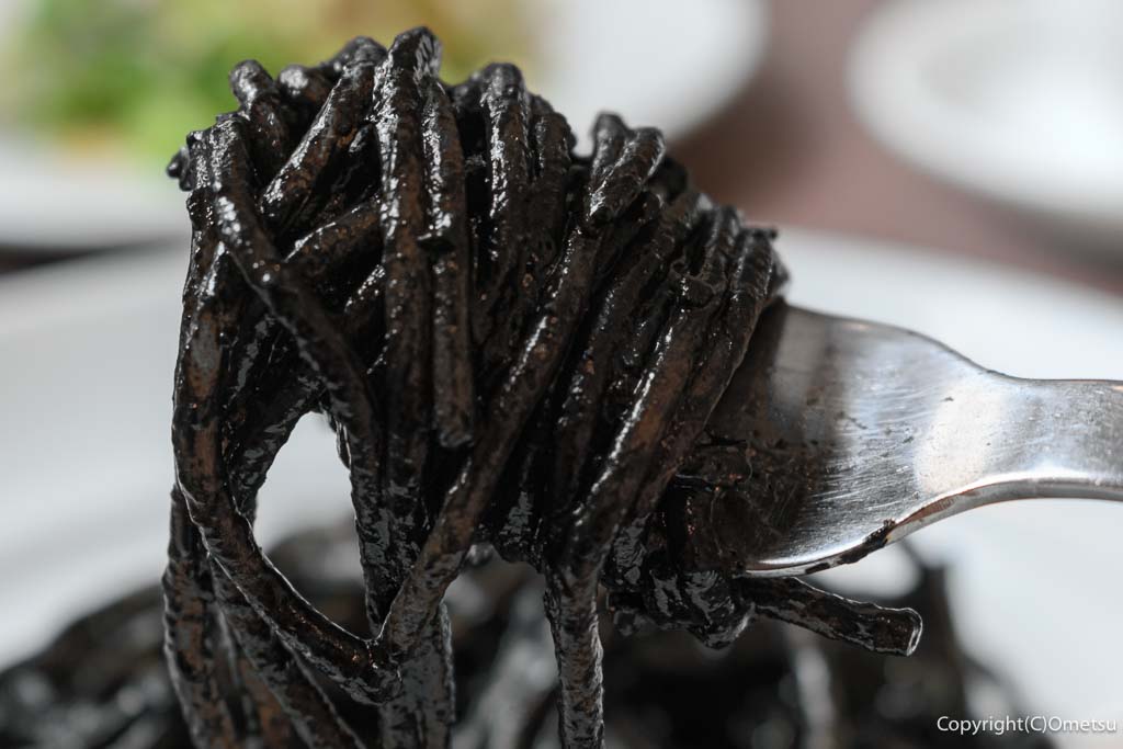 羽村駅東口のイタリアンレストラン「クレッシェレ」の、イカ墨のパスタ