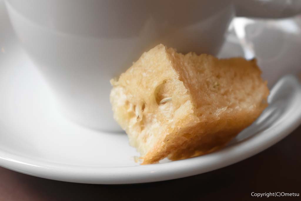 羽村駅東口のイタリアンレストラン「クレッシェレ」の、ランチ・スープの、パン