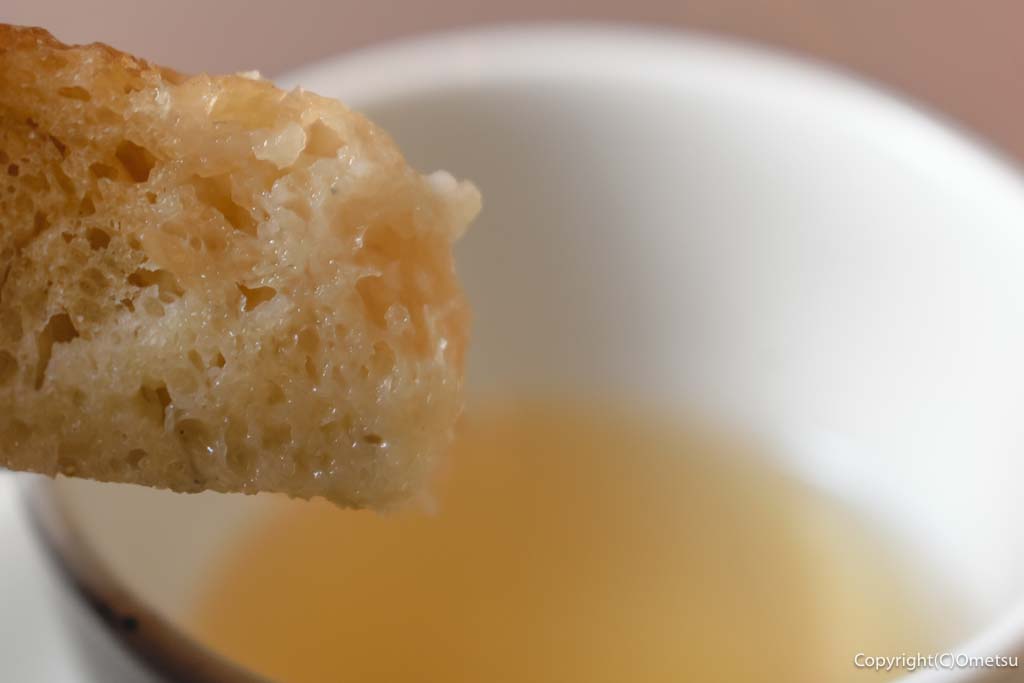 羽村駅東口のイタリアンレストラン「クレッシェレ」の、スープ漬けのパン