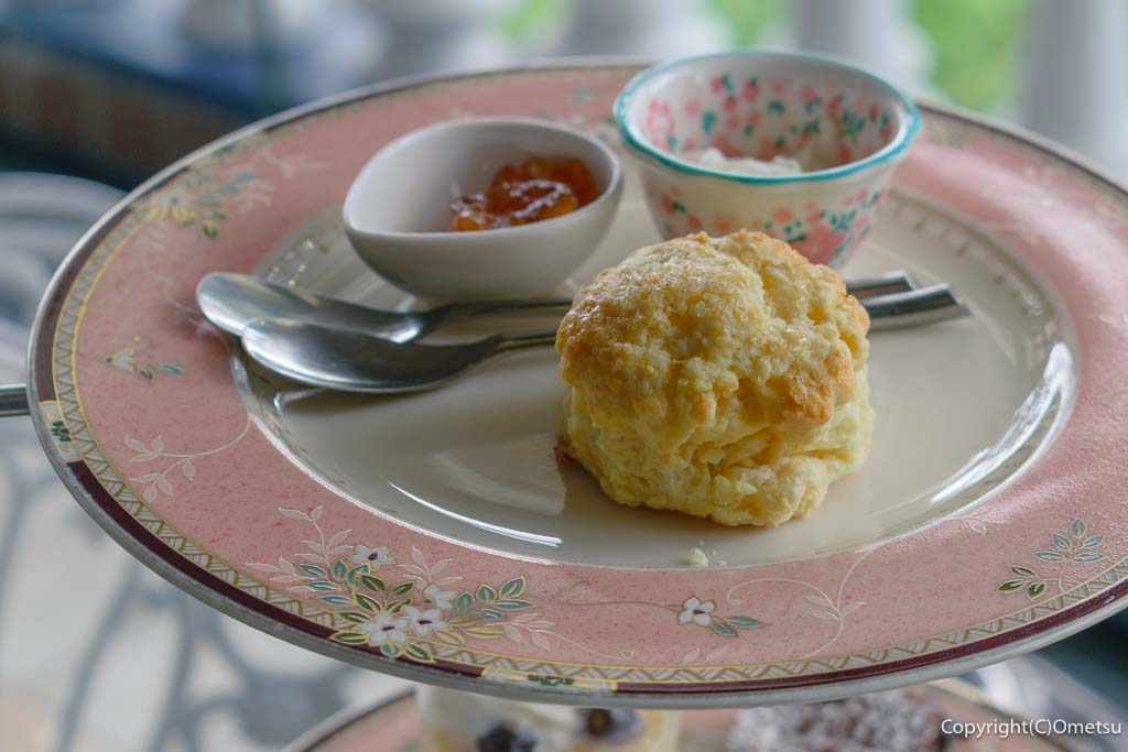 青梅市・二俣尾のRose Town Tea Garden（ローズ タウン ティー ガーデン）の、スコーンとジャムとクリーム