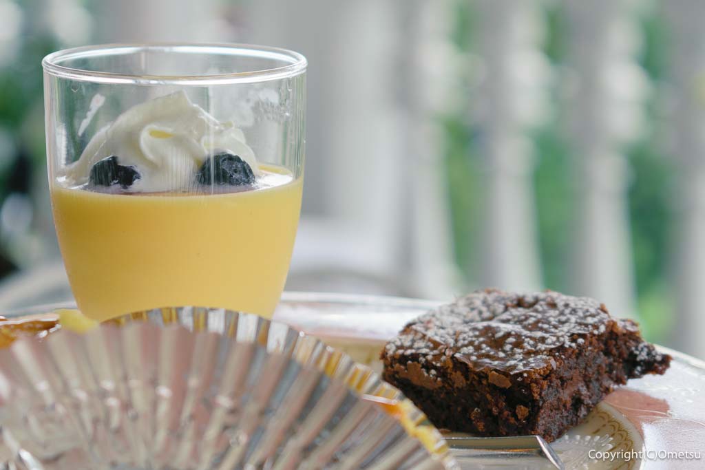 青梅市・二俣尾のRose Town Tea Garden（ローズ タウン ティー ガーデン）の、ブルーベリーとマンゴーのプリン