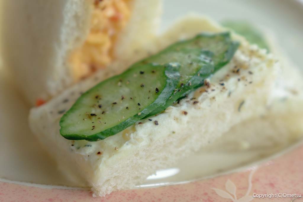 青梅市・二俣尾のRose Town Tea Garden（ローズ タウン ティー ガーデン）の、キュウリのサンドイッチ