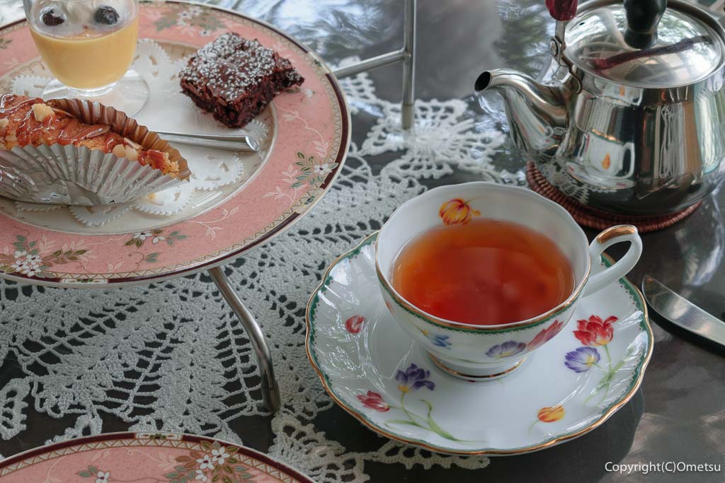 青梅市・二俣尾のRose Town Tea Garden（ローズ タウン ティー ガーデン）の、ポットティー