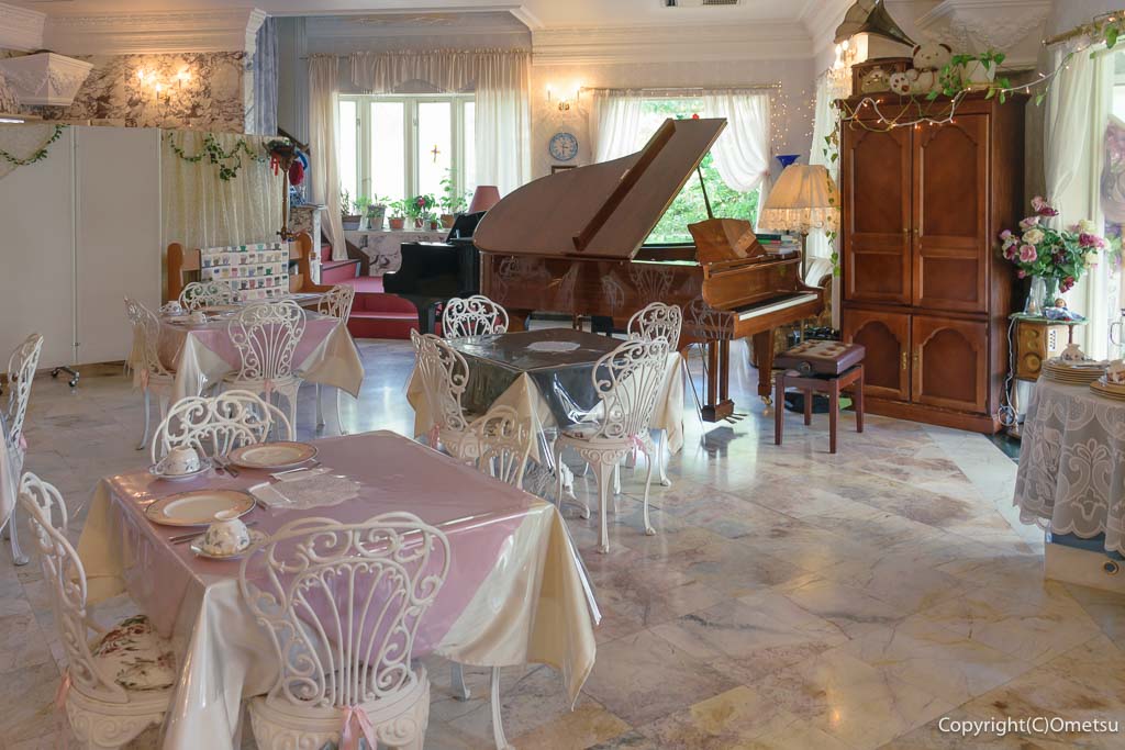 青梅市・二俣尾のRose Town Tea Garden（ローズ タウン ティー ガーデン）の店内