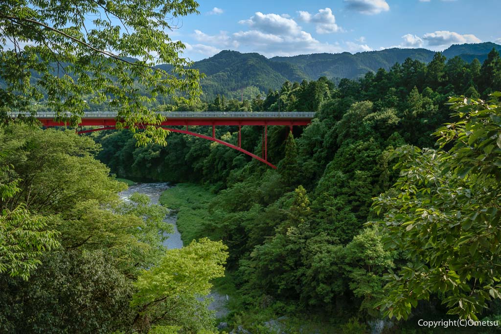 青梅市・二俣尾のRose Town Tea Garden（ローズ タウン ティー ガーデン）から、多摩川の渓谷を望む