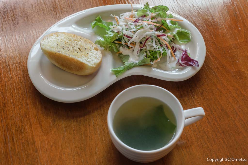 武蔵村山市「レストラン シモダ」の、Aランチの、サラダ・スープ、ガーリックトースト