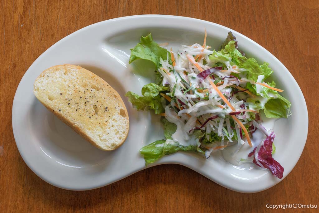 武蔵村山市「レストラン シモダ」の、Aランチの、サラダ・ガーリックトースト