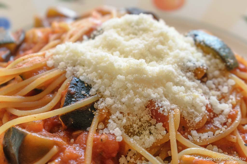 武蔵村山市「レストラン シモダ」の、Aランチの、彩り野菜の、トマトソース・スパゲッティと、粉チーズ