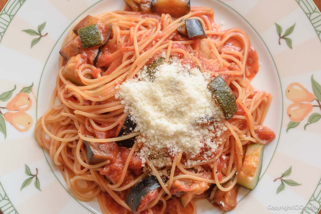 武蔵村山市「レストラン シモダ」の、彩り野菜の、トマトソース・スパゲッティ