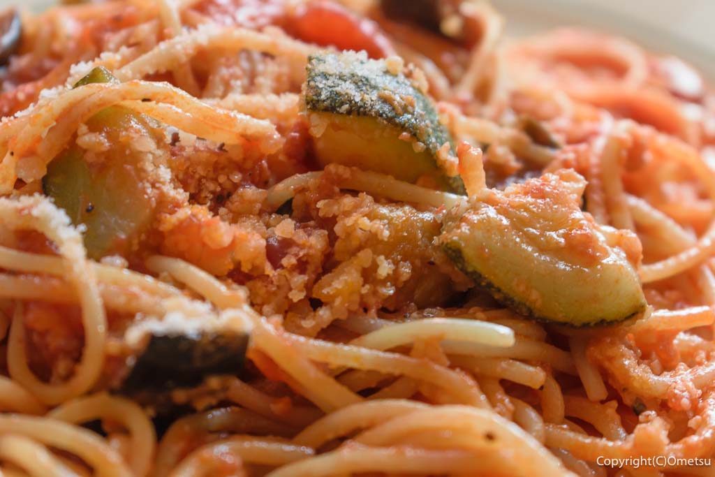 武蔵村山市「レストラン シモダ」の、Aランチの、彩り野菜の、トマトソース・スパゲッティの、ズッキーニ