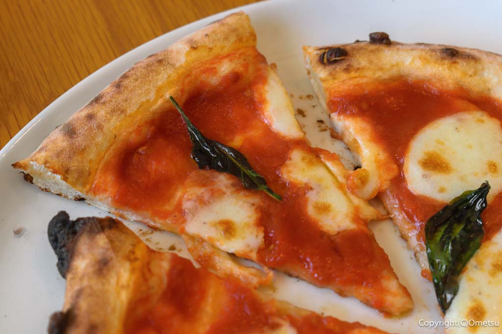 あきる野市のイタリアン「マエストロ ペスカ フィオーレ」の、マルゲリータ・ピッツァの、生地